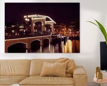 De magere brug in Amsterdam Nederland bij nacht by Eye on You