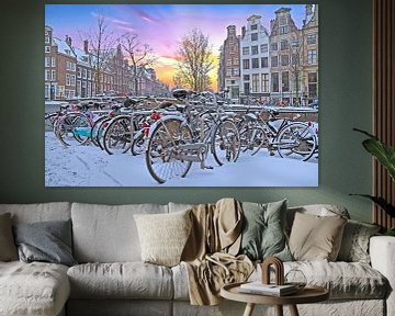 Besneeuwd Amsterdam in Nederland bij zonsondergang van Eye on You