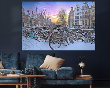 Besneeuwd Amsterdam in Nederland bij zonsondergang van Eye on You