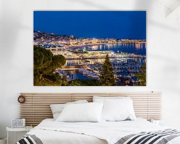 Jachthaven en de Croisette in Cannes aan de Côte d'Azur in Cannes van Werner Dieterich