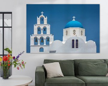 Blauwe koepelkerk in Santorini Griekenland van Edwin Mooijaart