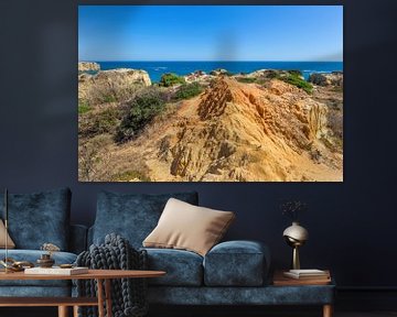 Landschap met rotsen en zee aan kust in Portugal van Ben Schonewille