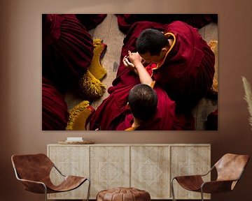 Twee jonge monniken tijdens de ochtend meditatie van Yona Photo