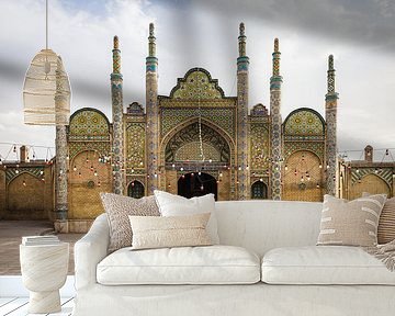 Iraanse vrouw in nikab loopt richting de toegangspoort van een moskee