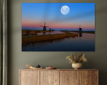 Lune au-dessus du Kinderdijk.