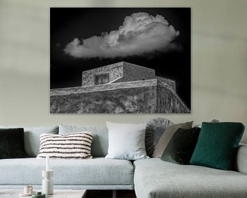 Modern huis met laaghangende wolk in zwart wit
