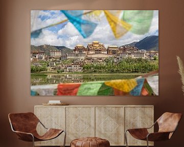 Drapeaux de prière pour un temple tibétain à Shangri-La (Chine). sur Claudio Duarte