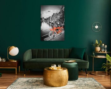 Rode fiets aan de gracht in Amsterdam van STUDIO VAN DE VEN & CO