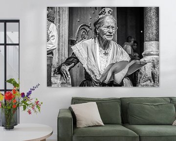 Street portrait woman in Arles by Fotografie Arthur van Leeuwen