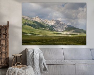 Landschap - Campo Imperatore - Abruzzo - Italië van Carla Boogaard