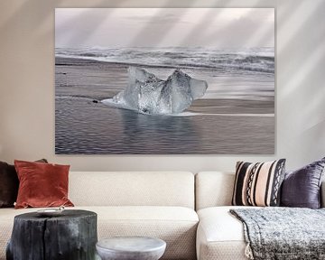 Blok ijs op het zwarte strand in IJsland van Ralf Lehmann