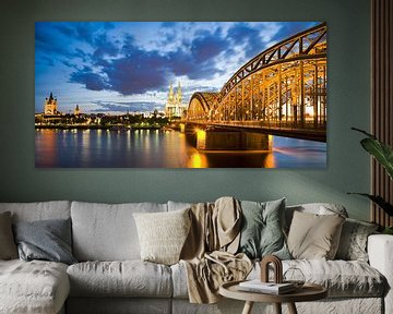 Kölner Dom und die Hohenzollernbrücke in Köln am Abend von Werner Dieterich