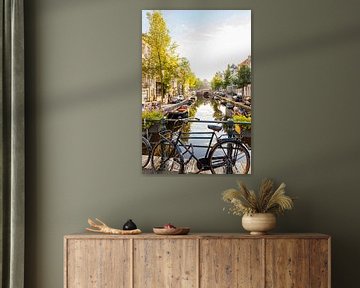 Vieux vélo sur un canal à Amsterdam sur Werner Dieterich