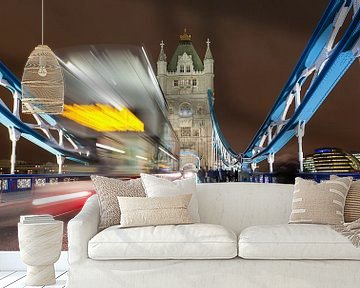 Dubbeldeksbus op Tower Bridge in Londen bij nacht van Werner Dieterich