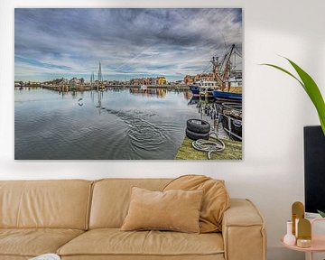 Zicht op de haven van Stavoren in Friesland  met een wegvliegende meerkoet van Harrie Muis