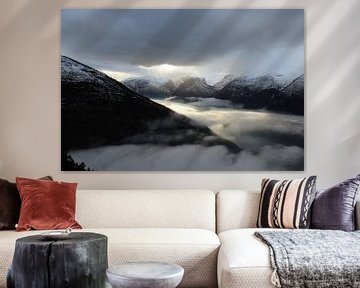 Noorwegen, Fjorden, Stegastein, uitkijkplatform, bekend, wolken, bergen, zon, sneeuw van Angela van den Berg