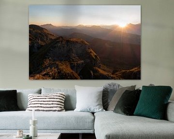 Schweizer Alpen, Berner Oberland, herrlicher Sonnenaufgang über hintereinader gestaffelten Bergkämme von wunderbare Erde