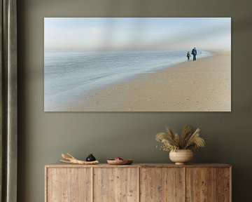 Vater und Sohn spazieren am Strand von Texel von Margo Schoote