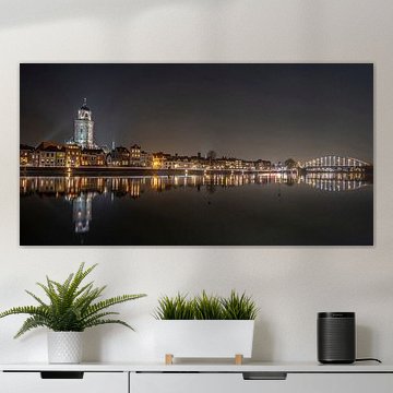 Skyline Deventer by night van Hans Brasz