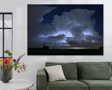 Gewitterwolke durch Blitze beleuchtet von Menno van der Haven