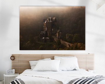 Burg Eltz Märchenschloss im Nebel von iPics Photography