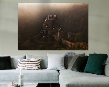 Spookachtig Burg Eltz kasteel in de mist