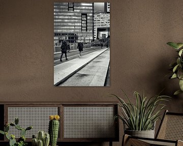 Straatfotografie in Utrecht. Op weg naar de trein in zwart-wit. (Utrecht2019@40mm nr 71) van De Utrechtse Grachten