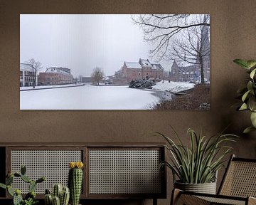 Stadtbild von Woerden im Schnee.