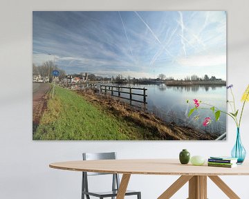 Hollandsche IJssel bij Gouda met reflectie van de wolken