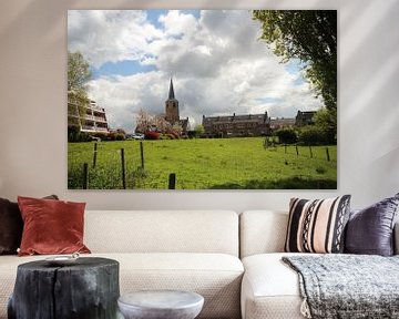 Witte wolken boven de oude kerk van Nieuwerkerk aan den IJssel