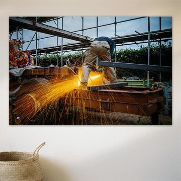 Corsobouwer aan het ijzer slijpen van Wilko Visscher