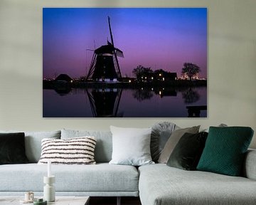 Hollandse windmolen bij een rivier tijdens het blauwe uur van Menno van der Haven
