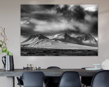 Paysage à l'intérieur de l'Islande en noir et blanc sur Chris Stenger