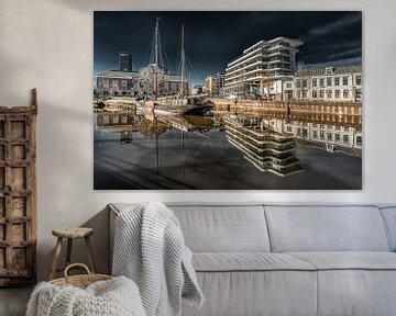 Zicht op Leeuwarden met t zogeheten Cruiseschip en voormalige bibliotheek by Harrie Muis