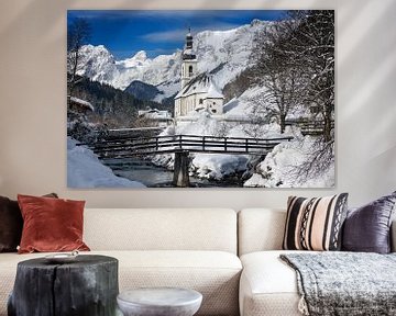 Ramsau kerk in de Alpen in de sneeuw in de winter