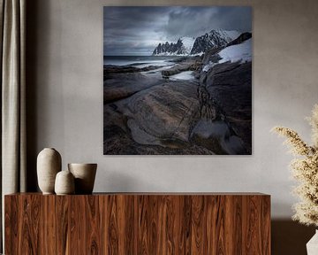 Tugeneset rocky coast with mountains in background, Norway sur Wojciech Kruczynski