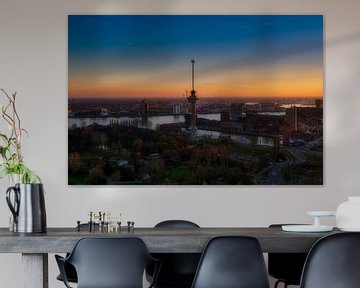 De Euromast in Rotterdam tijdens zonsondergang van Roy Poots
