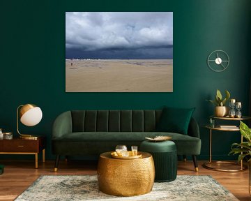 Een strand met storm op komst by Anne de Brouwer