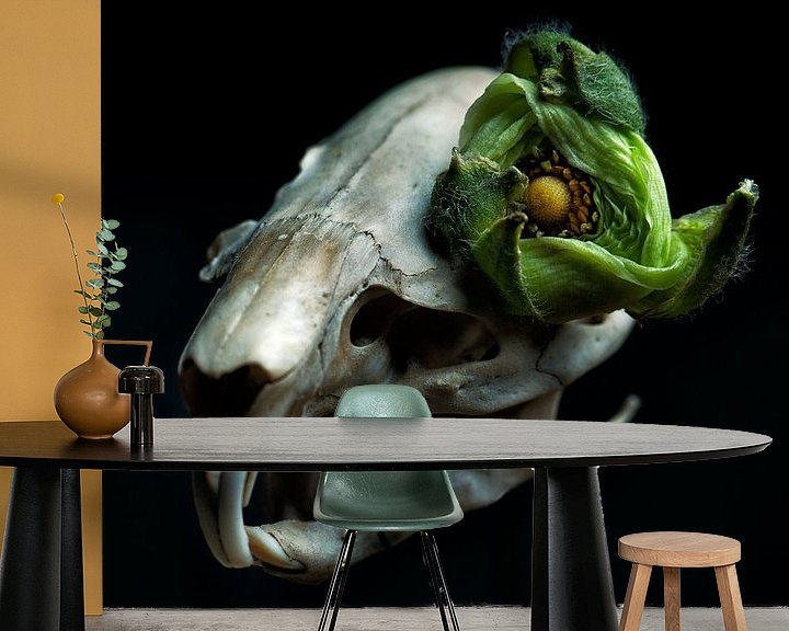 Sfeerimpressie behang: Muskus rat schedel met groene bloem als oog van Marian Korte