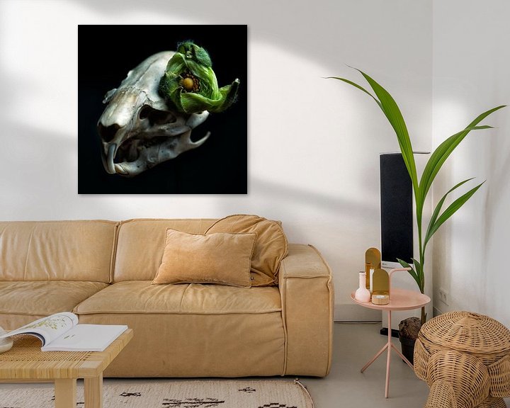 Sfeerimpressie: Muskus rat schedel met groene bloem als oog van Marian Korte