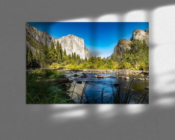Beispiel: Der Naturpark ist bekannt für das Yosemite-Tal, ein Tal, das von Gletschern mit Granitfelsen gebilde von Martijn Bravenboer