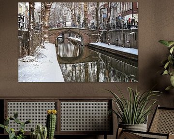 Sneeuw op de kade van de Nieuwe Gracht en Magdalenabrug in Utrecht van Arthur Puls Photography