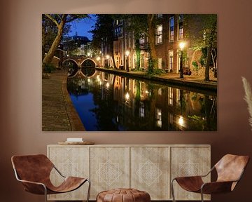 Stimmungsvolle Abendansicht der Oudegracht und der Twijnstraat auf dem Werf im Stadtzentrum von Utre