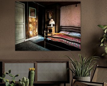 Slaapkamer verlaten huisje (urbex) van Helga fotosvanhelga