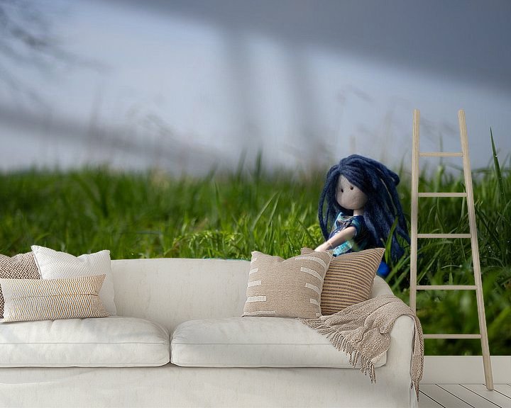 Sfeerimpressie behang: Pop met blauw haar in het gras op een mooie voorjaarsdag van Margreet van Tricht