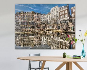 Stadsgracht in Utrecht gespiegeld in het water van Harrie Muis