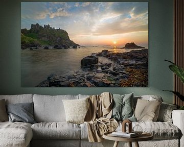 Zonsondergang bij Dunluce Castle van Roelof Nijholt