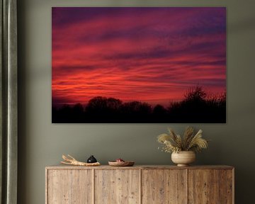Gekleurde wolkenlucht bij zonsondergang van Ton Reijnaerdts