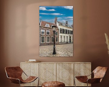 Pleintje met historische huizen en een lantaarnpaal in Utrecht. van Harrie Muis