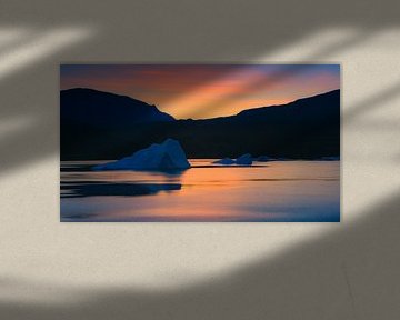 Sonnenaufgang im Røde Fjord, Scoresbysund, Grönland